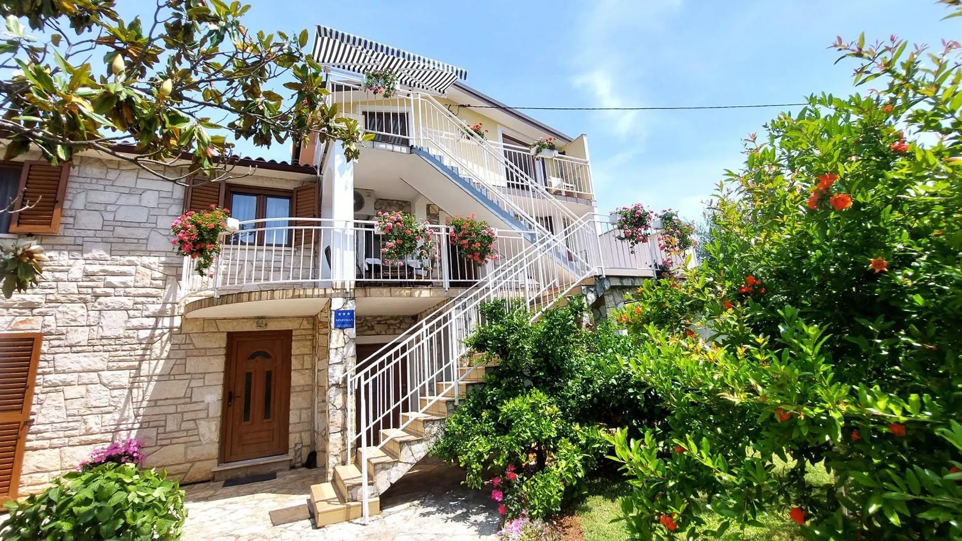Mara House With Apartments