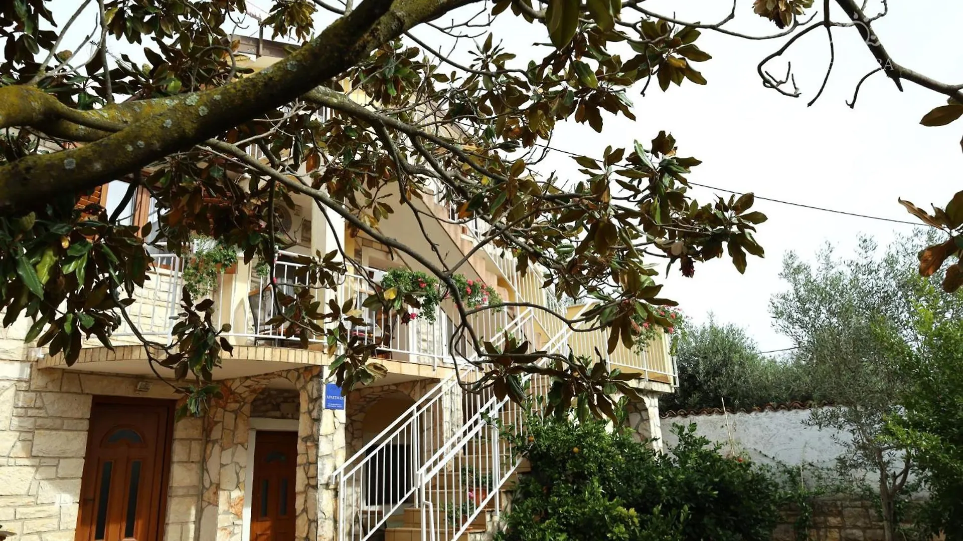 Guest house Mara House With Apartments Murine