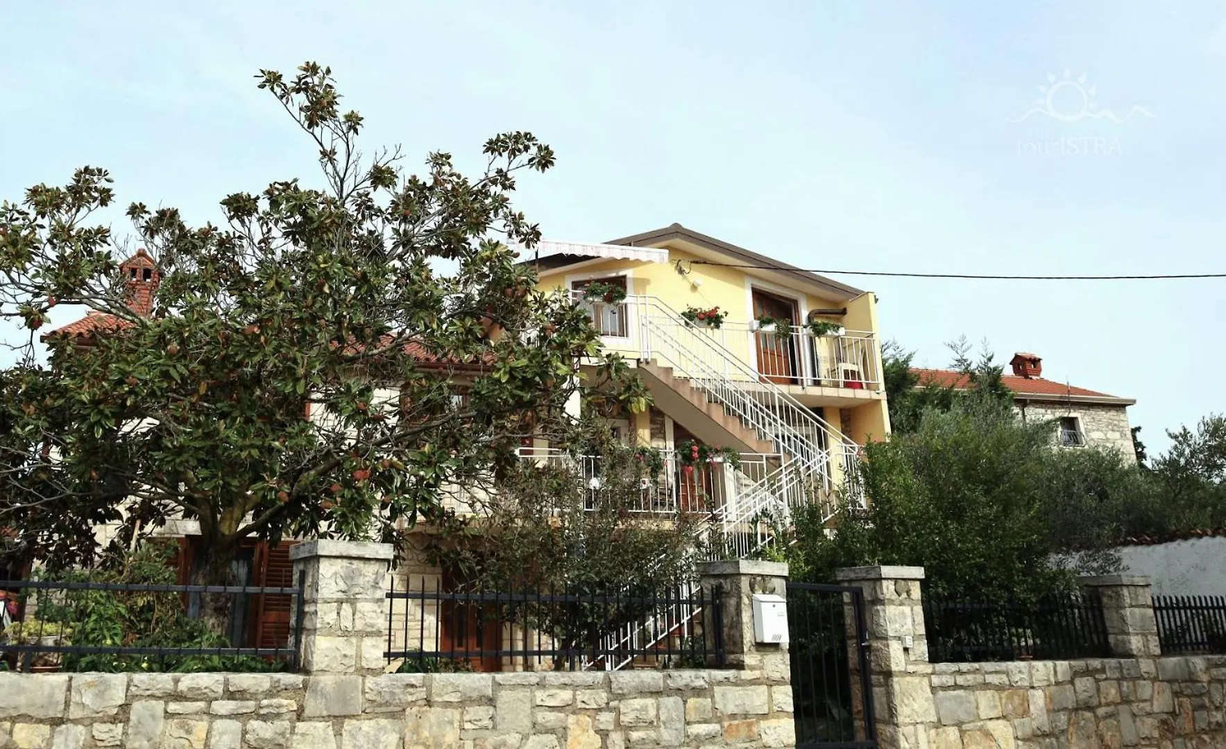 Mara House With Apartments Murine Guest house