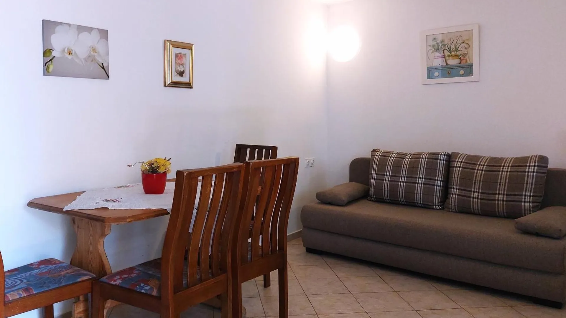 Mara House With Apartments Murine