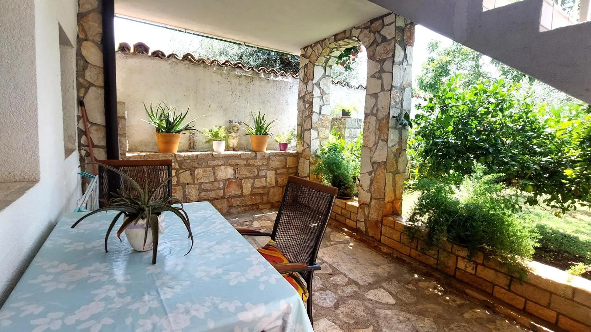 Mara House With Apartments Murine